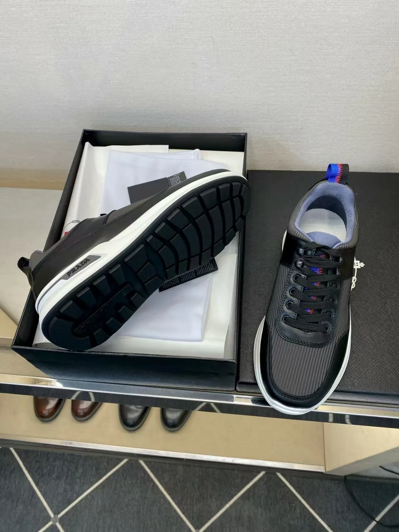 P440 38-45 Prada's new men's genuine leather sneakers, the highest version on the market, any comparison is welcome🆚! The original leather has excellent texture and is super high-end! Fetal sheep net lining imported from Italy, removable pad! Luxurious materials and fine workmanship, highly recommended!